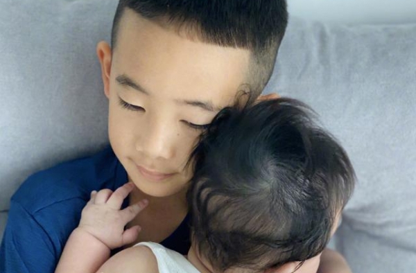 有种“基因”叫应采儿，小儿子不足4月就发量惊人，网友：真羡慕