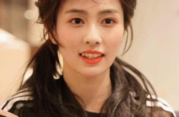 被白鹿的身材彻底打败了？紧身裤都能穿出浑身褶，直线腿太绝