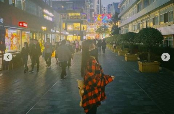 李小璐连更4条动态！晒背甜馨照暴露其大长腿，还笑夸自己是辣妈