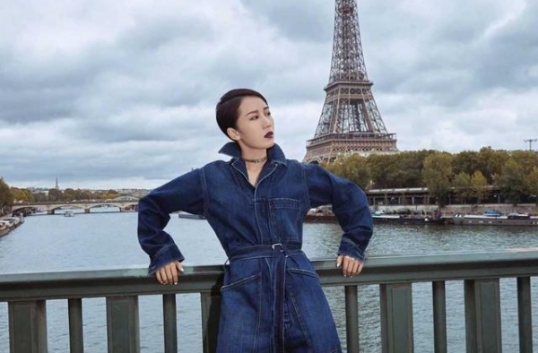 李念到国外气质升华了，穿牛仔裤连体裤配“姨妈色”红唇，A爆