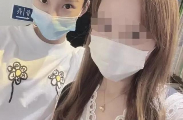 齐娇疑似走出失婚阴霾，携女儿低调返港，与名媛逛街富贵逼人