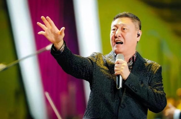 他曾与刘欢“交恶”，37岁迎娶小16岁娇妻，现在过得怎样了？