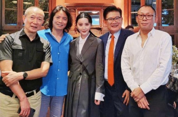 李晨已是过去式，范冰冰与廖凡手牵手合影，同框出镜太甜蜜