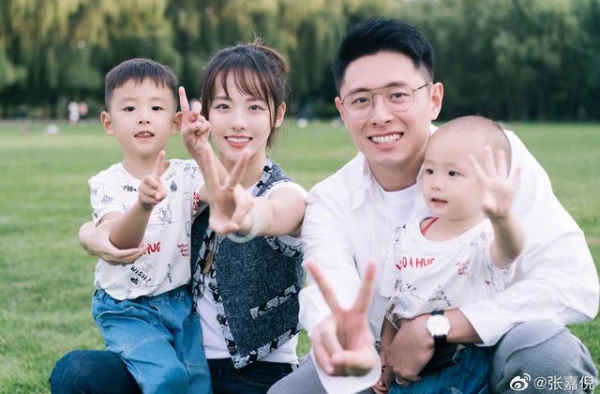 张嘉倪为儿子举办庆生宴，俩儿子都是单眼皮，董璇带女儿出席