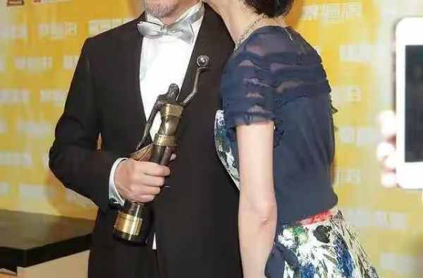 刘青云夫妻同台真恩爱，老婆罕穿碎花露脐装，“巴掌腰身”太惊艳