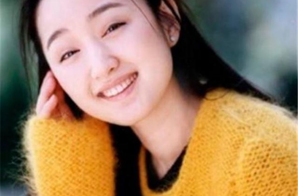 49岁杨钰莹商演走穴，脸部发福皮肤白皙，腰间一圈赘肉抢镜