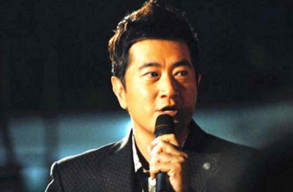 邓梓峰一家低调出门逛街，儿子颜值太高，带着口罩也遮不住