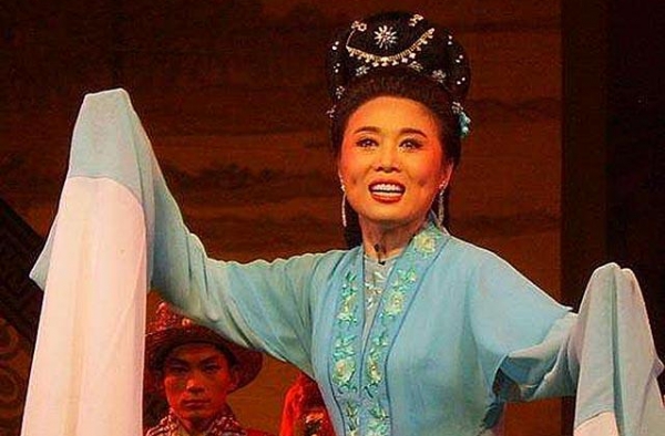 “黄梅歌王”吴琼，怀有身孕却草率放弃，半悔半恨度余生