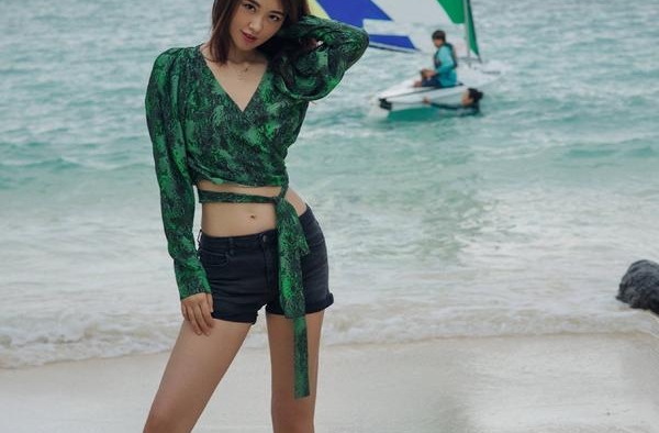 还记得《新还珠格格》里的金锁吗？她的腿还是那么长