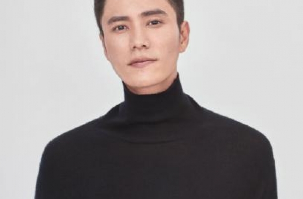 陈坤18岁儿子开学，老父亲送上学万般不舍，陈尊佑一脸明星像