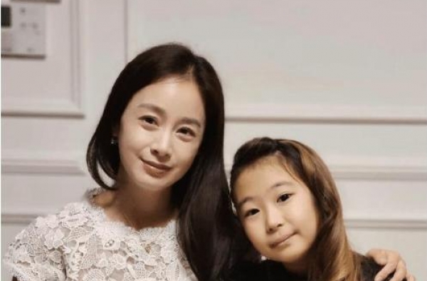 Rain为女儿庆生，暴瘦脸颊凹陷状态差，老婆称看不到他的缺点