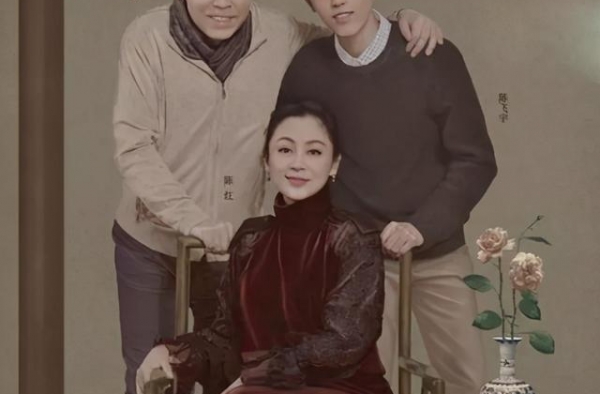陈红难逃中年发福，小皮衣配半身裙精致可人，生图暴露52岁状态