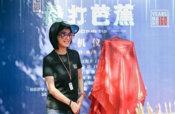 朱茵总算有点接地气的样子了，发福身材和五五分比例，女神范不再