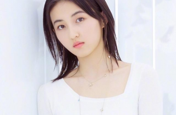 北电大一新生首晒大合照，张子枫站C位，颜值遭碾压被故意丑化