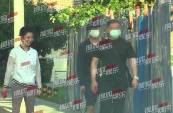 40岁殷桃与神秘男子散步，当街撒娇打闹太甜蜜！穿紧身裤显丰腴