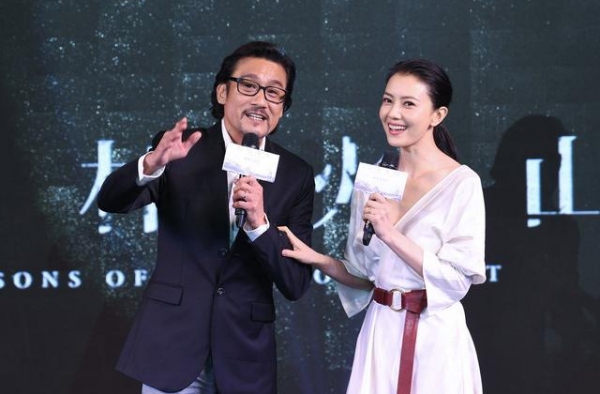 高圆圆不愧气质女神！穿白色连衣裙现身优雅高贵，看不出40岁了