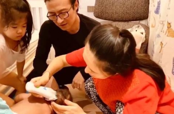 章子怡二胎小名首曝光，儿子衣服都穿旧的，被赞接地气