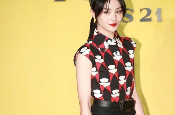 蔡徐坤秀场主动与郑爽搭讪尽显风度，爽子被赞好美，将会客串电影