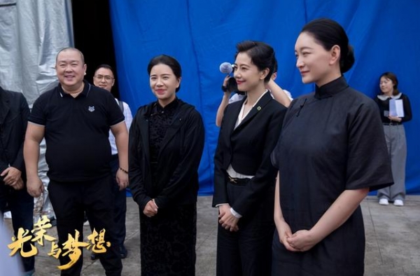 李小冉新剧造型曝光，穿旗袍大气温婉，为显老还要化“老年妆”？