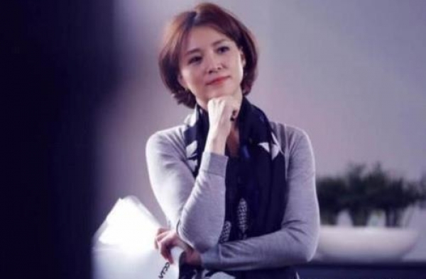 她曾是央视当家主持，就因推错门离开人世，临终前还被折磨19天