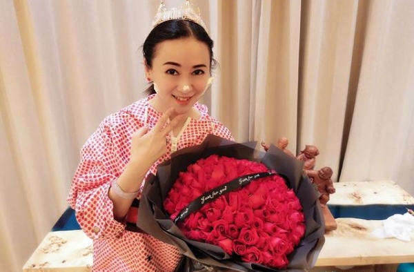 52岁翁虹好惊艳，穿印花裙配红唇高贵优雅，168玉女腿太抢镜