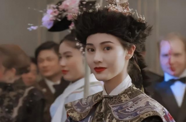 李嘉欣晒儿上学照，9岁许建彤身形强壮个头猛长，独自求学好独立