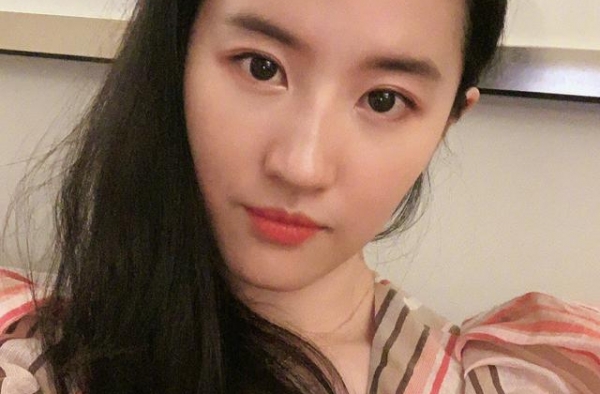 刘亦菲私下好真实，脱掉高跟鞋沙发上玩自拍，人美手机壳却很土气