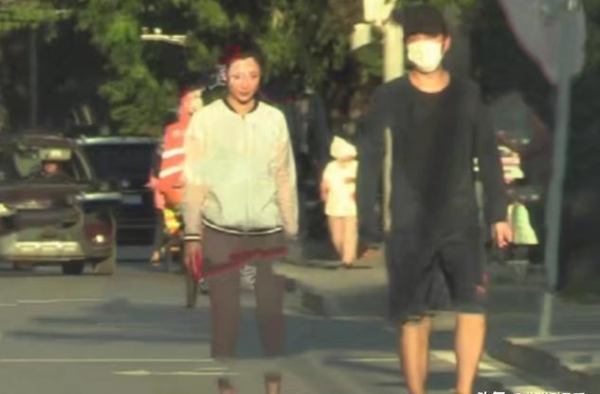 40岁殷桃和男友街头打闹，被男友踢屁股表情宠溺，自曝曾结过婚