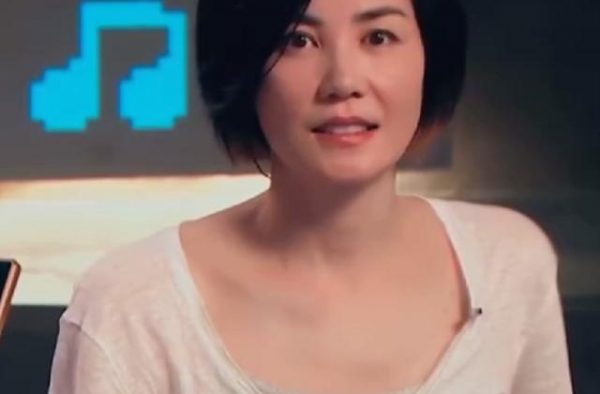 王菲久违露面，脱离美颜滤镜后，这生图状态哪像51岁？