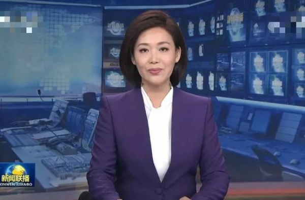 《新闻联播》第4位新主播郑丽，坐刚强旁边，紧张到晃头手发抖