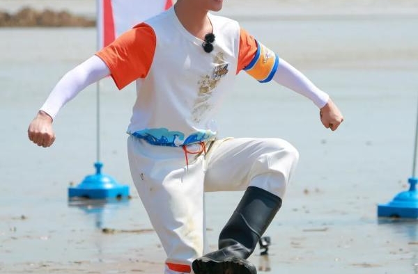 《元气满满的哥哥》杨洋李一桐玩游戏好甜 王耀庆全程带猪捉迷藏