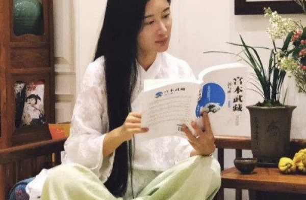 张纪中老来得子，再上热搜，妙龄妻子真果敢
