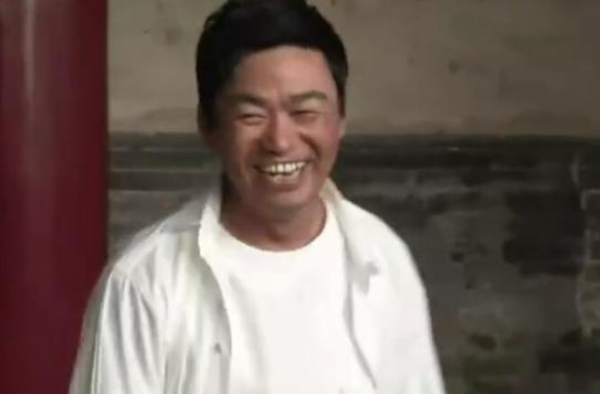 王宝强30年后重回少林寺，8岁就成为得意弟子，练功把树戳出洞
