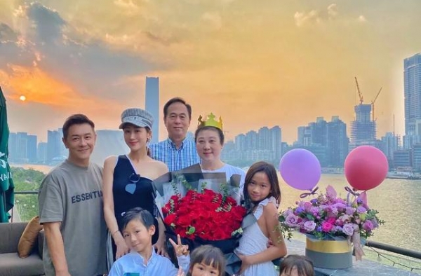 陈浩民老婆直播翻车，网店疑卖假首饰，连包装都是山寨版