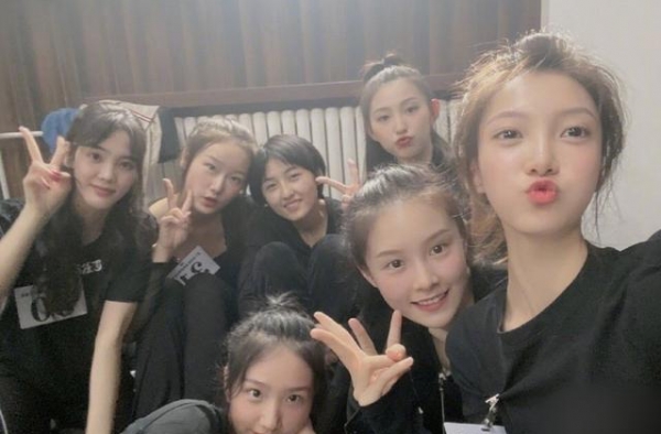 张子枫晒同学合影，新生班美女如云，与孙俪妹妹、夏梦成同窗