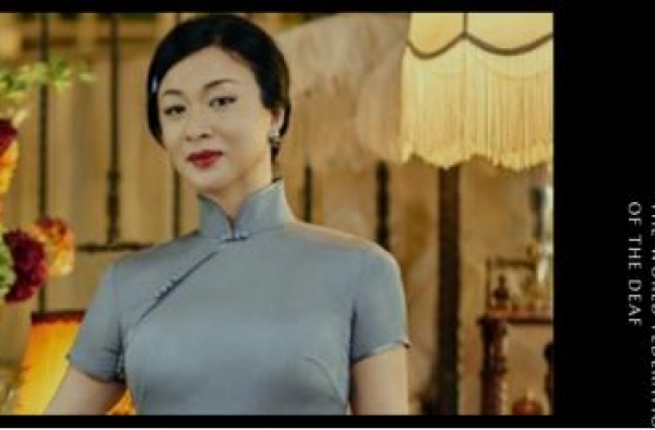换季怎么穿出气质美？52岁金星机场私服，一身裙装散发女人魅力