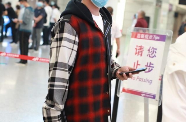 小猎豹郑凯格子外套现身机场，面对热情粉丝一一签名