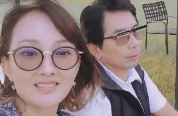 48岁牛莉罕见秀恩爱，老公正面曝光，两鬓白发明显像两代人
