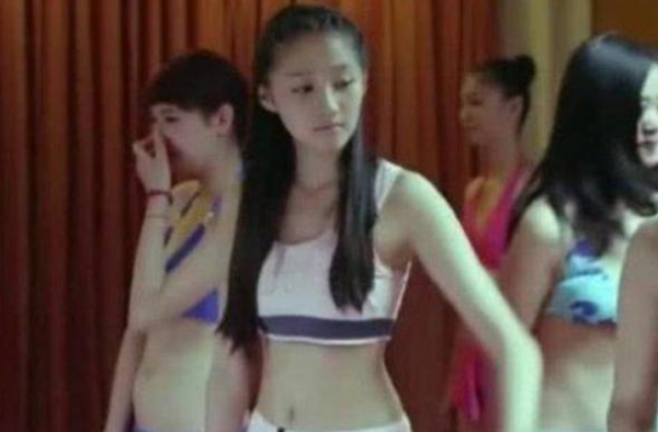 关晓彤早年泳衣照流出，扎双马尾对镜头撒娇，鹿晗眼光太刁钻
