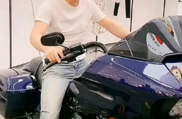 豪横！网红一哥百万级黑骑士开进直播间，只为介绍价值40元头盔