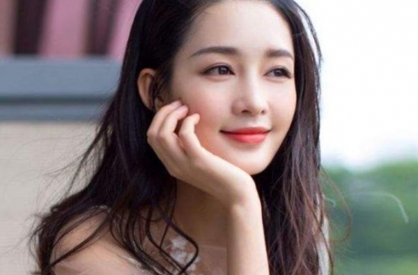 李沁工作室撤下单身声明，本人亲自回应，粉丝祝福