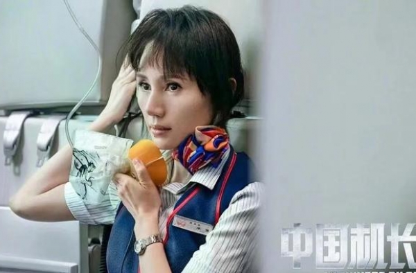 袁泉获得第四座金鸡百花奖杯，演戏只是玩票的她，为何招人喜欢？