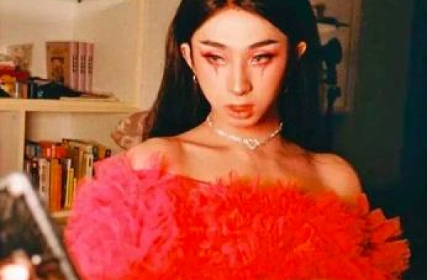 伊能静儿子再晒女装照，穿粉色薄纱裙姿势妖娆，曾因此行为受争议