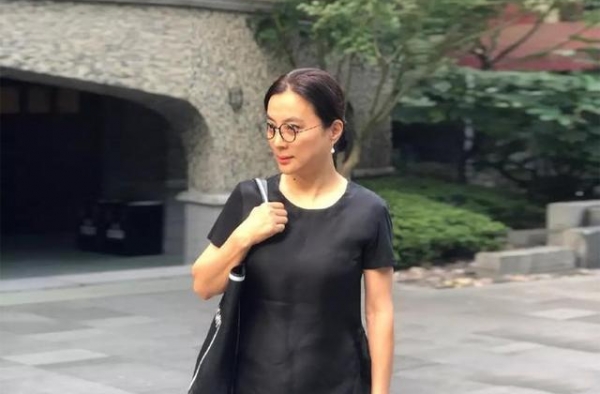 56岁李玲玉久违晒美照，黑T搭牛仔裤减龄优雅，美回“玉兔精”