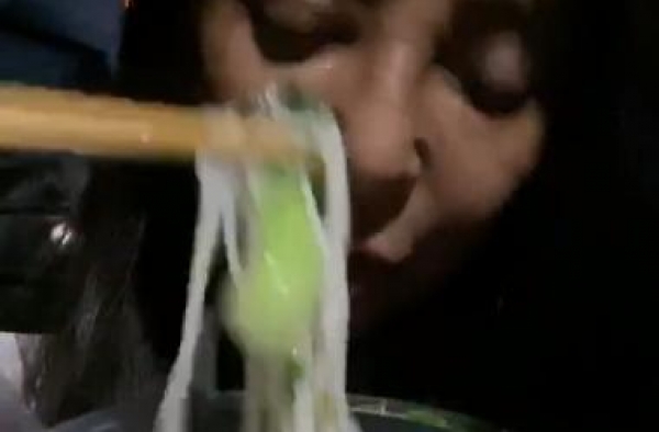 57岁李勤勤包袱全无，晒收工视频，吃完面擤鼻涕擦在鞋后跟？