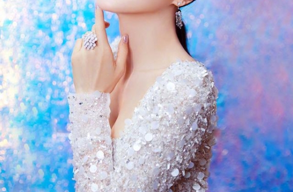 著名演员秦岚：失恋后至今未婚，悲壮托起父母的晚年