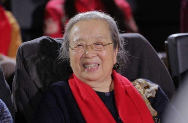 “容嬷嬷”现身公交站，84岁仍精神饱满，偶遇路人合影来者不拒