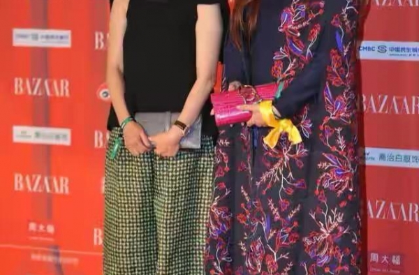 赌王四太带女走红毯，长女穿碎花斗篷气场足，母亲T恤格子裤不输