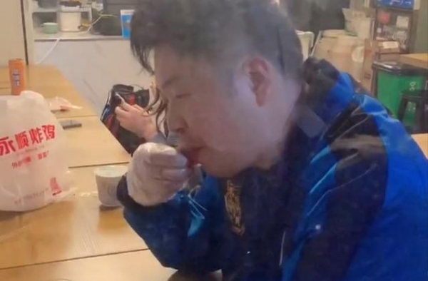 杜海涛吃炸鸡被偶遇，遭网友怼脸拍打招呼显落寞，身旁不见沈梦辰