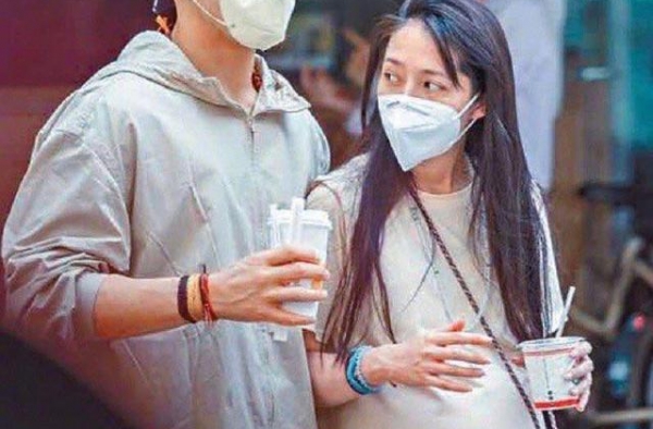 郭碧婷向佐逛街，即将临产走路不稳，网友：快生了还拉出来秀恩爱